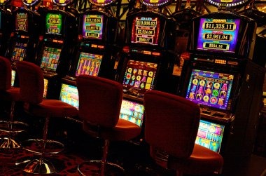 Wolf Gold slot game interface showing reels, paylines, and free-spin feature